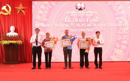 Đảng ủy xã Vật Lại trao tặng Huy hiệu Đảng đợt 19/5