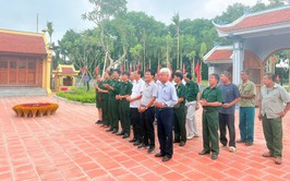 Đoàn cựu học sinh trường THPT Trần Đăng Ninh và Chi hội Cựu chiến binh thôn Bặt Chùa dâng hương tri ân trưởng ban thường trực quốc hội Bùi Bằng Đoàn