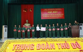 Lãnh đạo phường Dương Nội thăm, động viên, tặng quà tân binh tại Trung đoàn 102, Sư đoàn 308
