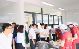 ĐOÀN GIÁM SÁT BAN VĂN HÓA – XÃ HỘI HĐND XÃ THƯ LÂM KIỂM TRA CÔNG TÁC BẢO ĐẢM VỆ SINH AN TOÀN THỰC PHẨM TẠI TRƯỜNG TIỂU HỌC VÂN HÀ