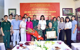 Đảng uỷ phường Hoàn Kiếm trao tặng Huy hiệu 70 năm tuổi Đảng đợt 19/5/2026 đối với đảng viên Nguyễn Cát, Chi bộ Tổ dân phố Hàng Mã 5
