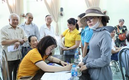 Xuân Mai hỗ trợ người dân thực hiện thủ tục gia hạn ủy quyền nhận lương hưu và trợ cấp bảo hiểm xã hội.