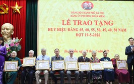 Trưởng ban Tổ chức Thành ủy Vũ Đăng Định trao Huy hiệu Đảng tại phường Hoàn Kiếm