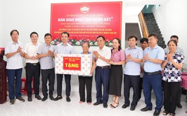 Ủy ban MTTQ xã Bát Tràng bàn giao nhà Đại đoàn kết cho gia đình bà Nguyễn Thị Ngọ, thôn 3 Kim Lan