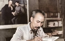 Ánh sáng Hồ Chí Minh soi đường cho chúng ta đi