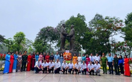 Phường Hai Bà Trưng tổ chức Lễ dâng hoa tại Tượng đài Bác Hồ - Bác Tôn nhân dịp kỷ niệm 136 năm Ngày sinh Chủ tịch Hồ Chí Minh (19/5/1890 – 19/5/2026)