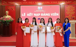 TRƯỜNG THPT DƯƠNG XÁ KẾT NẠP 5 ĐẢNG VIÊN MỚI