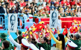 ÁNH SÁNG HỒ CHÍ MINH SOI ĐƯỜNG CHO CHÚNG TA ĐI