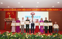 Đảng bộ phường Phúc Lợi trao tặng Huy hiệu Đảng đợt 19/5