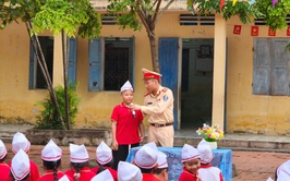Công an xã Chuyên Mỹ phối hợp tuyên truyền Luật giao thông đường bộ tại trường học