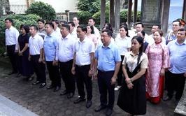 Lãnh đạo xã Bình Minh dâng hương tưởng nhớ Chủ tịch Hồ Chí Minh