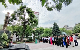Phường Thanh Xuân thành kính dâng hương, báo công trước Tượng đài Chủ tịch Hồ Chí Minh