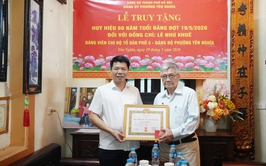 Đảng ủy phường Yên Nghĩa tổ chức Lễ truy tặng Huy hiệu 60 năm tuổi Đảng tại nhà cho đảng viên