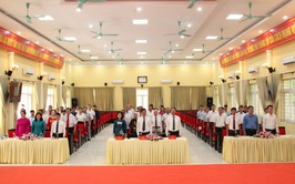 Đảng bộ xã Hòa Lạc trang trọng trao tặng Huy hiệu Đảng đợt 19/5/2026
