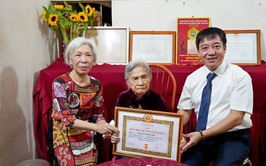 PHƯỜNG SƠN TÂY TRAO HUY HIỆU 80 NĂM TUỔI ĐẢNG ĐỢT 19/5/2026 TẠI NHÀ RIÊNG CHO ĐẢNG VIÊN LÃO THÀNH