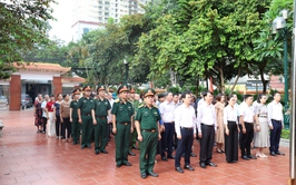 Đảng ủy - HĐND - UBND - UB.MTTQ phường Kiến Hưng dâng hương tưởng niệm Chủ tịch Hồ Chí Minh nhân kỷ niệm 136 năm Ngày sinh của Người