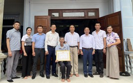 ĐẢNG ỦY XÃ BA VÌ TRAO TẶNG HUY HIỆU ĐẢNG ĐỢT 19/05/2026 TẠI NHÀ CHO CÁC ĐẢNG VIÊN LÃO THÀNH