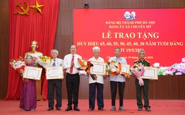 Xã Chuyên Mỹ trang trọng trao Huy hiệu Đảng đợt 19/5/2026 cho 31 Đảng viên