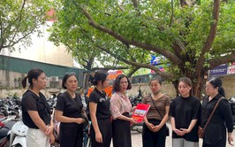 Hội Liên hiệp phụ nữ phường Phú Diễn chia sẻ, hỗ trợ gia đình bé gái bị bạo hành