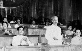 Ánh sáng Hồ Chí Minh soi đường cho chúng ta đi