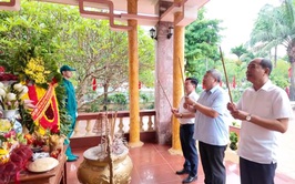 Đoàn Đại biểu Đảng ủy - HĐND - UBND phường Định Công Dâng hương kỷ niệm 136 năm ngày sinh Chủ tịch Hồ Chí Minh