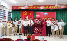 Chi bộ Trường THPT Nguyễn Văn Cừ kết nạp 07 học sinh ưu tú vào Đảng