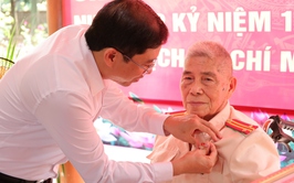 Đảng ủy xã Suối Hai trao tặng Huy hiệu Đảng tại gia đình cho Đảng viên cao tuổi