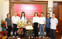 Thường trực Đảng uỷ phường Bồ Đề trao tặng huy hiệu 70 năm tuổi đảng đợt 19/5/2026 tại nhà riêng đảng viên.