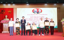 Đảng ủy phường Xuân Phương tổ chức Lễ trao Huy hiệu Đảng đợt 19/5/2026