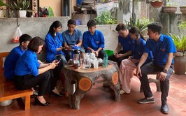 Tuổi trẻ xã Ô Diên ra quân hỗ trợ người dân tích hợp tài khoản hưởng an sinh xã hội trên ứng dụng VNEID