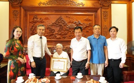 Đồng chí Phó Bí thư Thường trực Đảng ủy xã trao Huy hiệu Đảng đợt 19/5/2026 tại nhà các đảng viên lão thành 