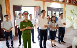 Lãnh đạo xã Dâng hương tại nhà lưu niệm Bác Hồ