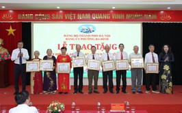 PHƯỜNG BA ĐÌNH TRAO TẶNG HUY HIỆU ĐẢNG DỊP 19-5