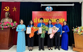 Trường THPT Nhân Chính tổ chức lễ kết nạp Đảng viên dịp 19/5