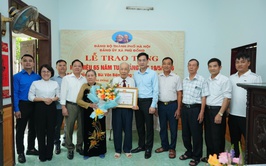 ĐẢNG UỶ XÃ PHÙ ĐỔNG TỔ CHỨC LỄ TRAO TẶNG HUY HIỆU 65 NĂM TUỔI ĐẢNG TẠI NHÀ CHO ĐẢNG VIÊN BÙI VĂN BIỆN