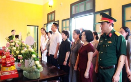 Đảng ủy- HĐND- UBND- UB MTTQ Việt Nam phường Hà Đông dâng hương tại nhà lưu niệm Bác Hồ