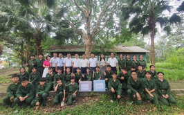 TRUNG GIÃ TỔ CHỨC TIẾT HỌC GIÁO DỤC TỪ LỊCH SỬ TẠI KHU DI TÍCH CÁCH MẠNG TRUNG GIÃ