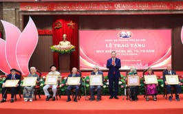 Phương Liệt vinh dự có đảng viên nhận Huy hiệu 80 năm tuổi Đảng tại Lễ trao tặng Huy hiệu Đảng của Thành ủy Hà Nội