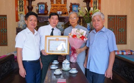 Đồng chí Đặng Đình Thịnh, Trưởng Ban xây dựng Đảng xã Hoà Phú: Trao Huy hiệu Đảng tại nhà cho cac Đang viên cao tuổi