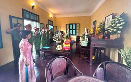 Công an xã Phú nghĩa tổ chức sinh hoạt chính trị cho cán bộ, chiến sĩ, đoàn viên, hội viên tham quan, dâng hương, báo công tại Nhà lưu niệm Bác Hồ ở Làng Vạn Phúc, phường Hà Đông, thành phố Hà Nội