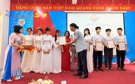 09 học sinh Trường THPT Lưu Hoàng vinh dự được kết nạp Đảng đúng dịp kỷ niệm 136 năm Ngày sinh Chủ tịch Hồ Chí Minh