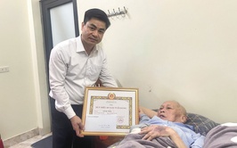 Đồng chí Nguyễn Tuấn Hà – Phó Bí thư Thường trực Đảng ủy xã Vĩnh Thanh trao tặng Huy hiệu 60 năm tuổi Đảng tại nhà riêng cho đồng chí Lê Bá Thái.