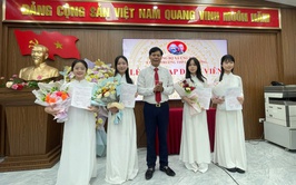 CHI BỘ TRƯỜNG THPT ĐẠI CƯỜNG TỔ CHỨC LỄ KẾT NẠP 04 ĐẢNG VIÊN MỚI