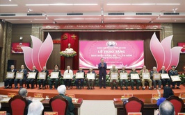 Đồng chí Bùi Viết Chữ - đảng viên Chi bộ thôn Liên Hợp vinh dự được đồng chí Tổng Bí thư, Chủ tịch nước Tô Lâm trực tiếp trao tặng Huy hiệu 70 năm tuổi Đảng