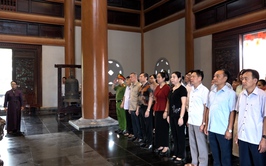 Đoàn đại biểu lãnh đạo Đảng uỷ - HĐND – UBND – UB MTTQ xã Mỹ Đức dâng hương Nhà lưu niệm Bác Hồ nhân kỷ niệm 136 năm Ngày sinh Chủ tịch Hồ Chí Minh