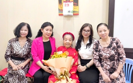 Trao tặng huy hiệu 65 năm tuổi Đảng đợt 19/5/2026 tại nhà riêng cho Đảng viên lão thành phường Thanh Xuân