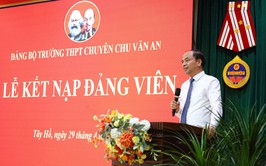 Trường THPT chuyên Chu Văn An kết nạp đảng viên dịp 19/5