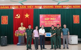 Lãnh đạo phường Phú Diễn thăm, động viên chiến sĩ mới tại Trung đoàn 88, Sư đoàn 308