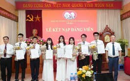 Lễ kết nạp đảng viên đối với các quần chúng ưu tú là học sinh Trường THPT Nguyễn Thị Minh Khai