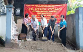 Khởi công xây dựng nhà Đại đoàn kết cho gia đình bà Nguyễn Thị Kim bị hỏa hoạn tại thôn Tiền